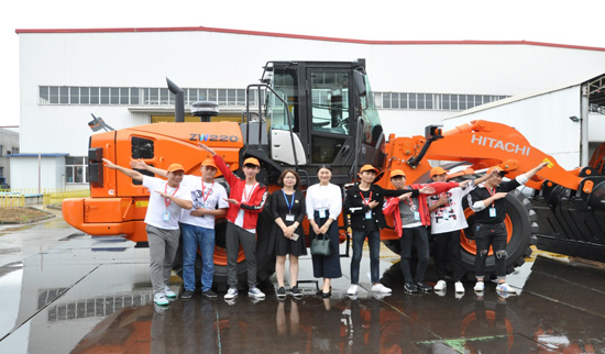 HMCM人事部领导与青基会及学生代表合照